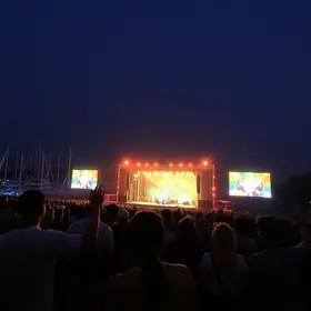 Fãs de Marina Sena chegam cedo à Praça da Bandeira para show em Macapá: ‘Quero vê Marina Sena em Macapá